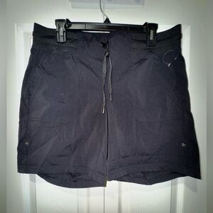 Kyodan Black Activewear shorts. Roll up and snap or leave down. Size L. NWOT